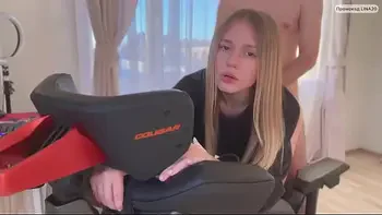 Ей так понравился мой подарок, что она позволила мне трахнуть ее