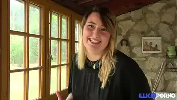 Davina, belle coquine, adore la sodomie sous la pluie