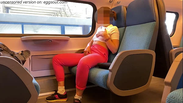 MASTURBO UNO SCONOSCIUTO IN TRENO DAVANTI A TUTTI