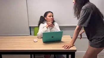 La chica popular de la universidad hace lo que sea por pasar la materia