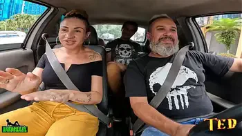 Casal de Swinger entra na carona e Sra Lovefire conta sobre seu GangBangs