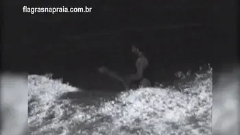 Filmei um casal fazendo sexo na praia a noite. Um segurança botou eles pra correr