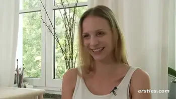 Ersties: Blonde Wienerin Mary nimmt ein heißes Bad und spielt mit Satisfyer