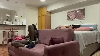 MINHA NOVINHA TROUXE A FERNANDA CHOCOLATE AMIGA DELA EM CASA E EU COMI ELA SEM ELA VER DE TESÃO PRETA GOSTOSA (Completo no rádio ligado meu)