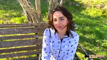 Manéa, jolie coquine, se fait remplir tous les trous