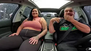 Alessandra Lopes com sua bunda imensa faz sua estreia nas ruas da cidade dando aquela mamada