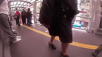 Llevaba un falda muy corta y no puede evitar rozarle mi verga en las nalgas, ARRIMONES CDMX