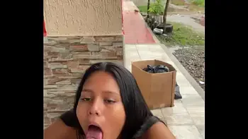 PUTA COLOMBIANA CHUPA UNA POLLLA EN LA CALLE Y ES PILLADA POR SU VECINA