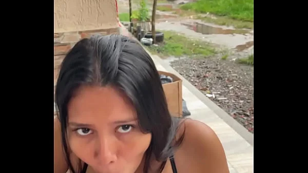 PUTA COLOMBIANA CHUPA UNA POLLLA EN LA CALLE Y ES PILLADA POR SU VECINA