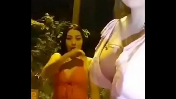 Dos amigas chupando pijas en la calle