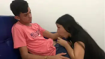 MI HERMANASTRA LATINA COLOMBIANA ESTABA EN CASA Y ME PIDIO QUE LE ENSEÑARA COMO JUGAR CON EL CELULAR ELLA MUY CALIENTE ME MOSTRO SU HERMOSO CULO- PORNO EN ESPANOL-