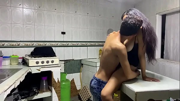 MI AMIGO LE GUSTA FUMAR ANTES DE ENTRAR A CASA Y HECHARME SU LECHE EN LAS TETAS