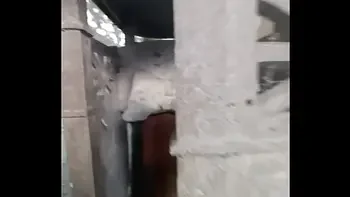 faccio pipi all'aperto in un bagno medievale