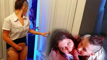 Estas dos putas si que saben consentir a su futuro jefe en la primer entrevista laboral demuestran sus habilidades sexuales