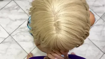 Engaño a mi Madrastra para que Revise debajo de la cama solo para verlo agarrar su Enorme Culo