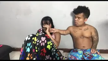 la joven daniela se siente achicopalada por que su novio quien la folla rico la dejo, pero para eso esta el enano de remplazo para que complazca sus necesidades