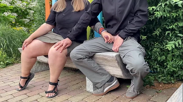 Sexy unfamiliar MILF let me cum in the park on a bench