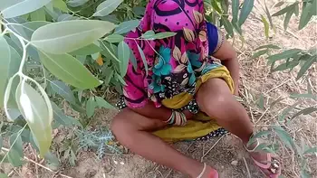 गेहूं का भूसा भरने गयी खेत और चुदवाने लगी