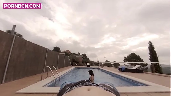 La vecina joven del quinto ninfomana entra en la piscina comunitaria cachonda y quiere follar en el exterior POV latina porno en español