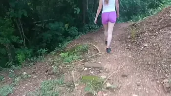 Me follo a desconocida con el acuerdo de ayudarla a salí del bosque