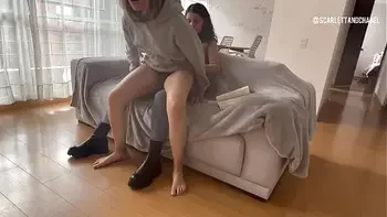 Me encanta follar duro en el sofá con mi madrastra