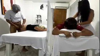 Masaje en Pareja Termina en la Esposa Siendo Follada al lado de su Marido por el Medico Pervertido NTR JAV
