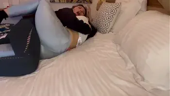 ¡¡¡Ay ay ay!!! Rozame la vagina que los demás visitantes del hotel no nos escuchen.