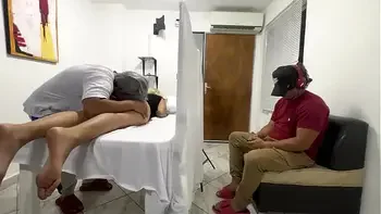 A mi Esposa le Estan Haciendo Masajes al lado Pero yo no Puedo Ver me Parece Que el Doctor es un Pervertido NTR JAV