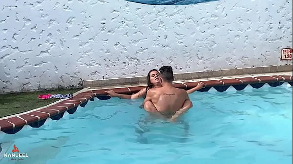 THE NEIGHBOR COMES DOWN TO SUN AND I SEDUCE HER TO GIVE ME A DELICIOUS BLOWJOB IN THE POOL