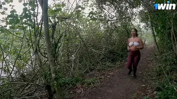 Estava me exercitando no bosque, encontrei um desconhecido e dei minha bucetinha pra ele !
