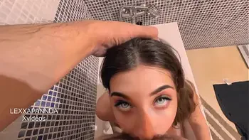 Me convencen para que CHUPE POLLA EN LA PLAYA , termina en mi cara ,( HABLANDO EN ESPAÑOL)