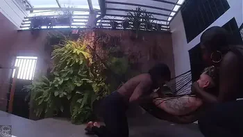 Ladras entraram na minha casa e me obrigaram a fuder elas