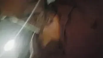 Punheta arriscada para gostosa no ponto de ônibus!