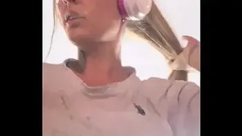 Eu na academia fazendo meu treino me deu muito calor tirei a camiseta e fiquei de sutiã o tesão era grande .( bucetinha toda molhadinha )