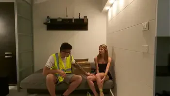 Annika accoglie in accappatoio il corriere, ma non ha soldi per pagare in contrassegno. dialoghi ita