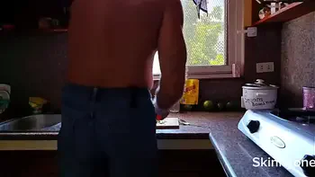 Horror story about petite princess and giant monster who attacks in every moment