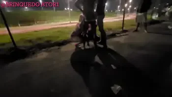 Vídeo amador nesse dia resolvemos foder e fazer uma surubas com dois lugar na praia e na rua lá na Bahia Com as gostosa