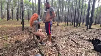 Ruiva gostosa fazendo exibicionismo na trilha que acaba em sexo ao ar livre ** Completo no RED