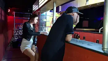 Esposa no bar se exibe sem calcinha e é fodida por um desconhecido dotado no banheiro