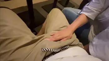 【カラオケ店でハメ撮り】「あ。。そこダメ…。」店員さんにバレないように溜まった精子を彼女のまんこにドロドロ流し込む彼氏。