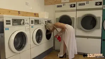 Kim, milf aux gros seins, baise deux jeunots