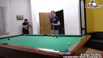 Deutsches kurviges natürliche titten mädchen mit kurzen haaren versucht ersten dreier MMF