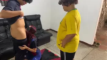 Novia es Engañada con los Ojos Vendados por su Novio que Tiene que Pagar la Deuda del Partido de Futbol NTR