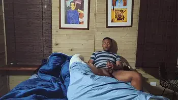 Me quedo con la mama de mi mejor amigo en el hotel y me ayuda para dormir tranquilo