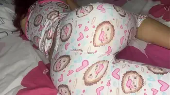 Padrastro no puede Dejar de ver el Culo de su Hijastra en Pijama