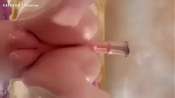 Pônei gostosa se masturbando no banheiro