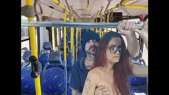 Estudande e fodida por estranho dentro do onibus!