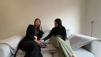 Mi mejor amiga cumple mi fantasia lésbica mientras sospecho que estoy embarazada de mi esposo!