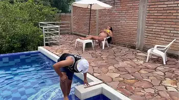 Piscinero cachondo me folla cuando mi marido no esta Part 1