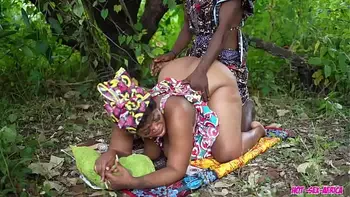 elle a attrapé baisée dans la brousse par un jeune gars amateur du sexe